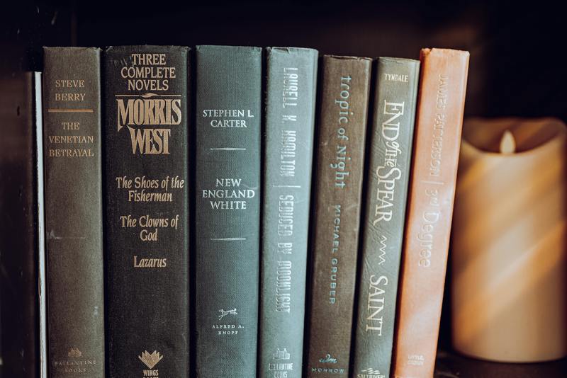 Il segreto dei top seller su Amazon: Come pubblicare libri famosi senza pagare un centesimo di diritti d’autore